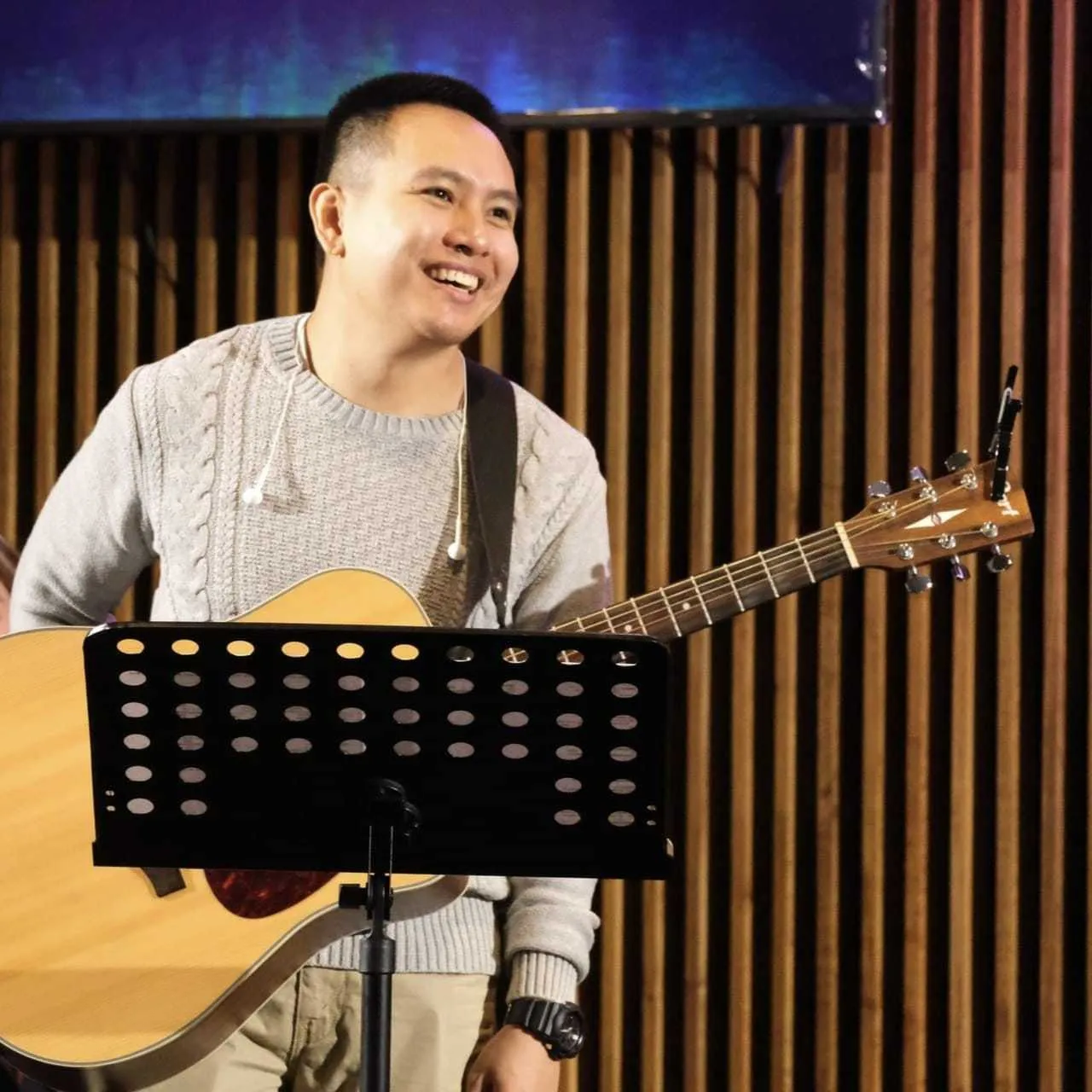 Optimising team member playing guitar