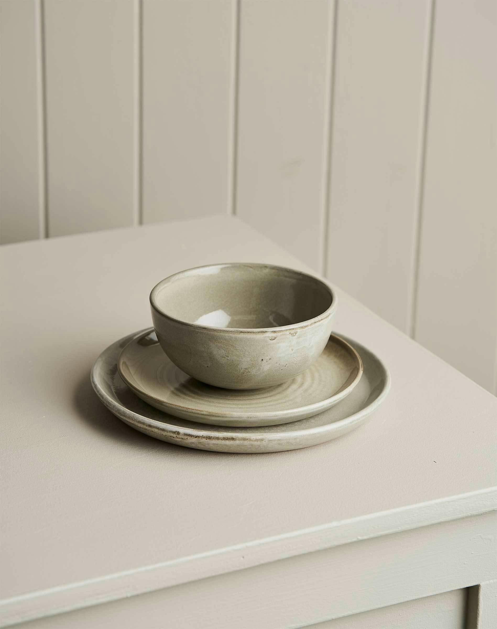 Robert Gordon ceramic dinner set in grey
